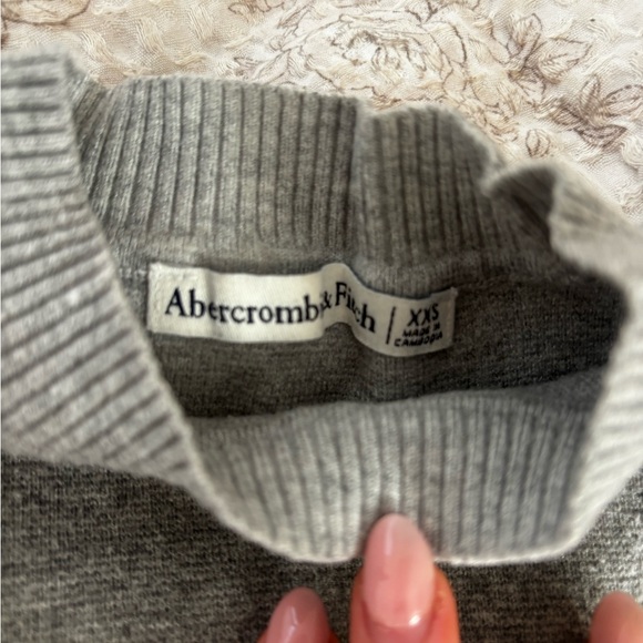 Abercrombie & Fitch Heather Gray Knit Sweater Top - Picture 3 of 4